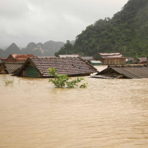 Miền Trung Việt Nam: Dịch chưa qua, bão sắp đến!